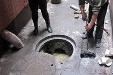 汉南蹲式厕所漏水|马桶被纸巾堵住,抽水马桶堵塞的原因